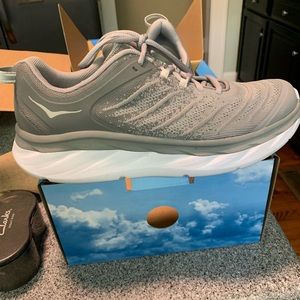 Excellent condition women’s Hoka Asakas, size 10.